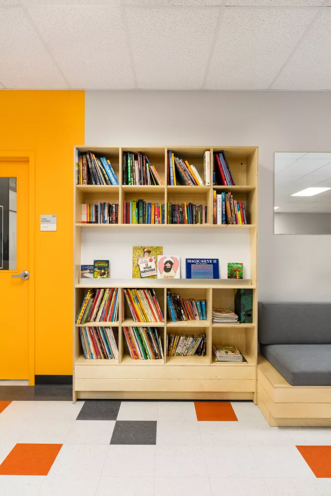 La bibliothèque de l'aire commune de l'école Lucien-Guilbault.