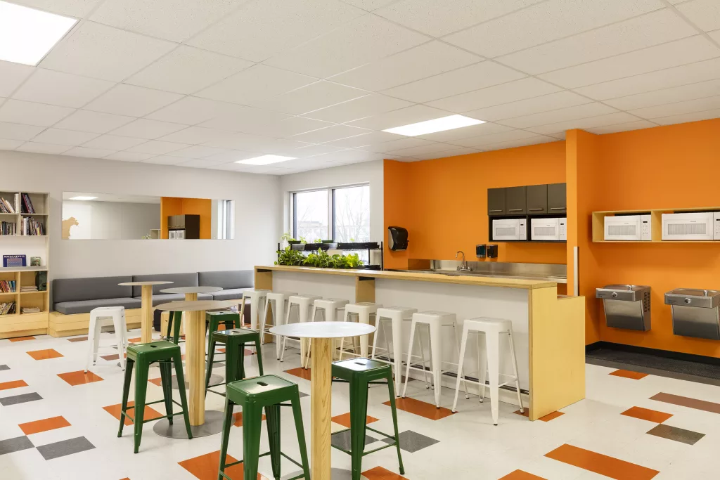 Le comptoir du coin repas de l'aire commune de l'école Lucien-Guilbault.
