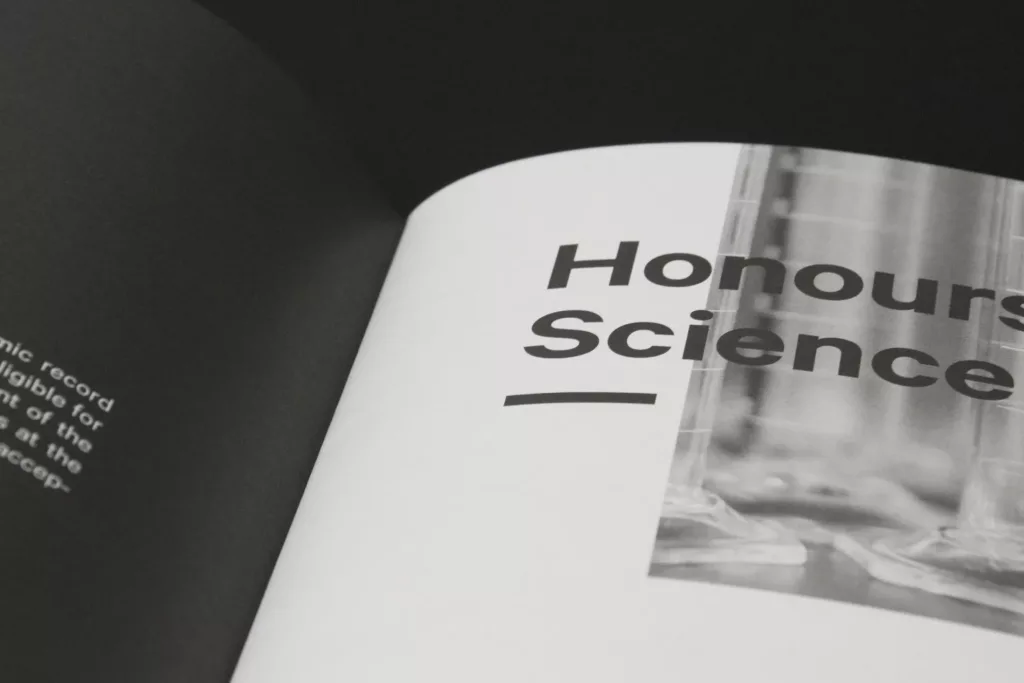gros plan sur un titre noir sur fond blanc du guide d'admission du Collège Sainte-Anne.