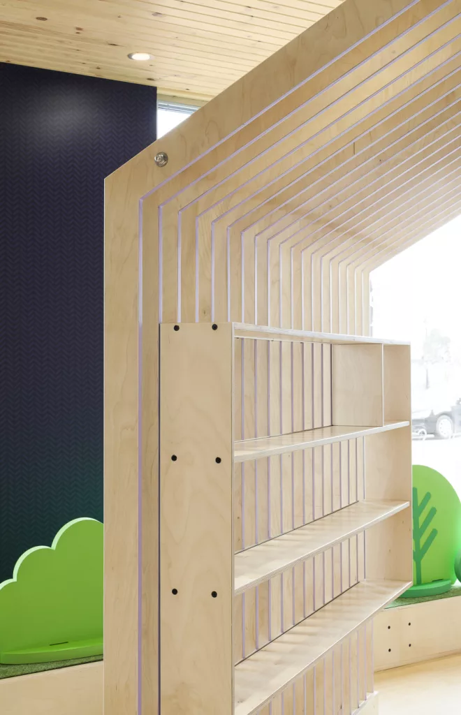 Détail de la cabane en bois utilisée pour montrer les produits.
