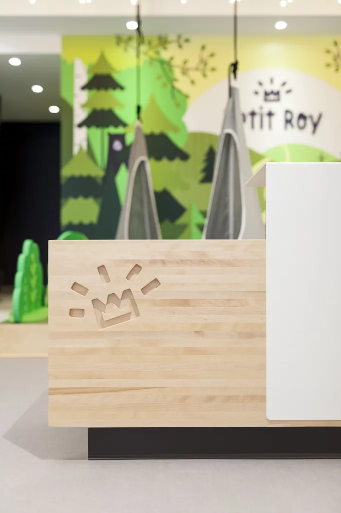 Détail de gravure dans le bois avec le logo de la boutique.
