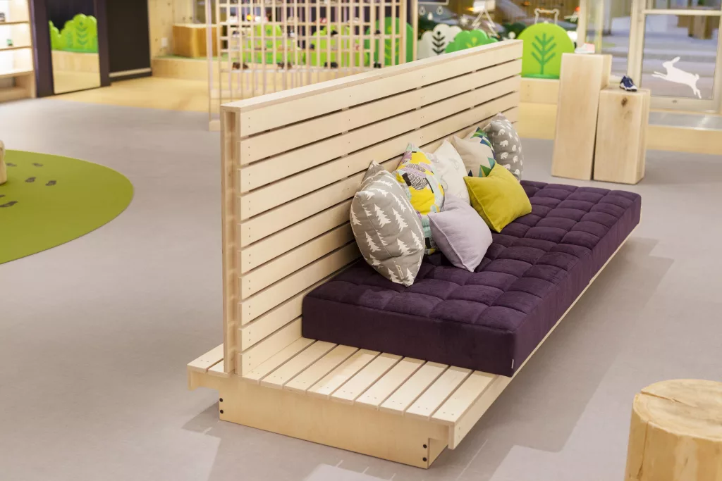 Gros plan sur une banquette sur mesure créée par Taktik Design.