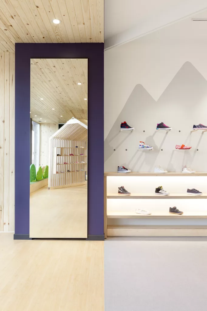 Miroir d'essayage et affichage de chaussures.
