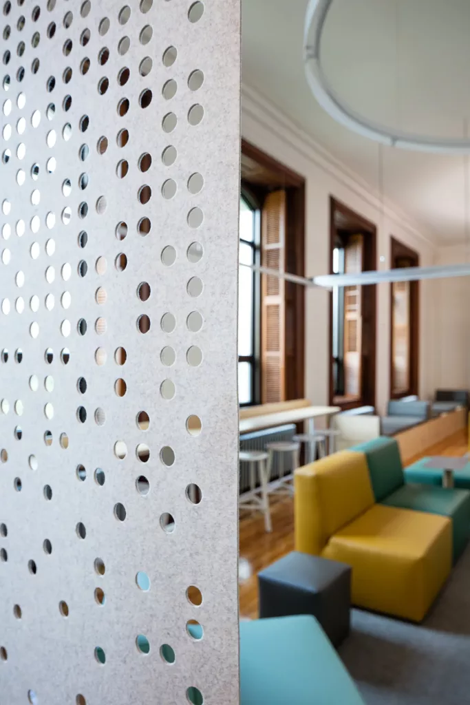 Le salon créatif du pensionnat Saint-Nom-De-Marie peut être divisé grçace à un mur coulissant de feutre.