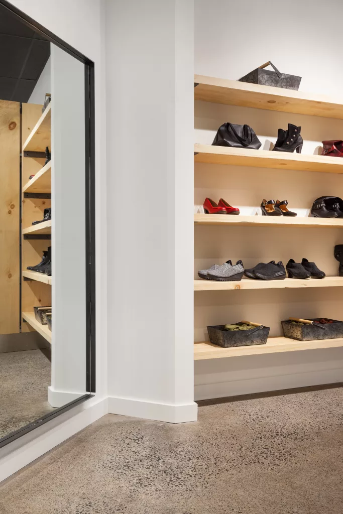 Présentoir de souliers en bois.