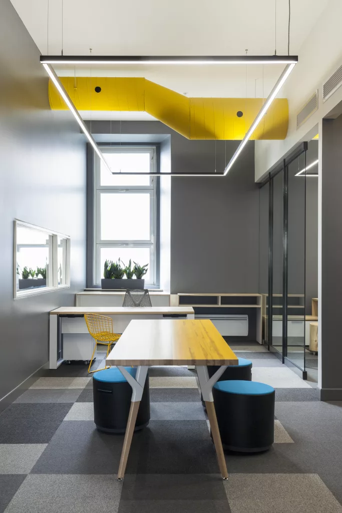 Une table de réunion dans une petite salle de l'aile administrative du quartier général Sainte-Anne.
