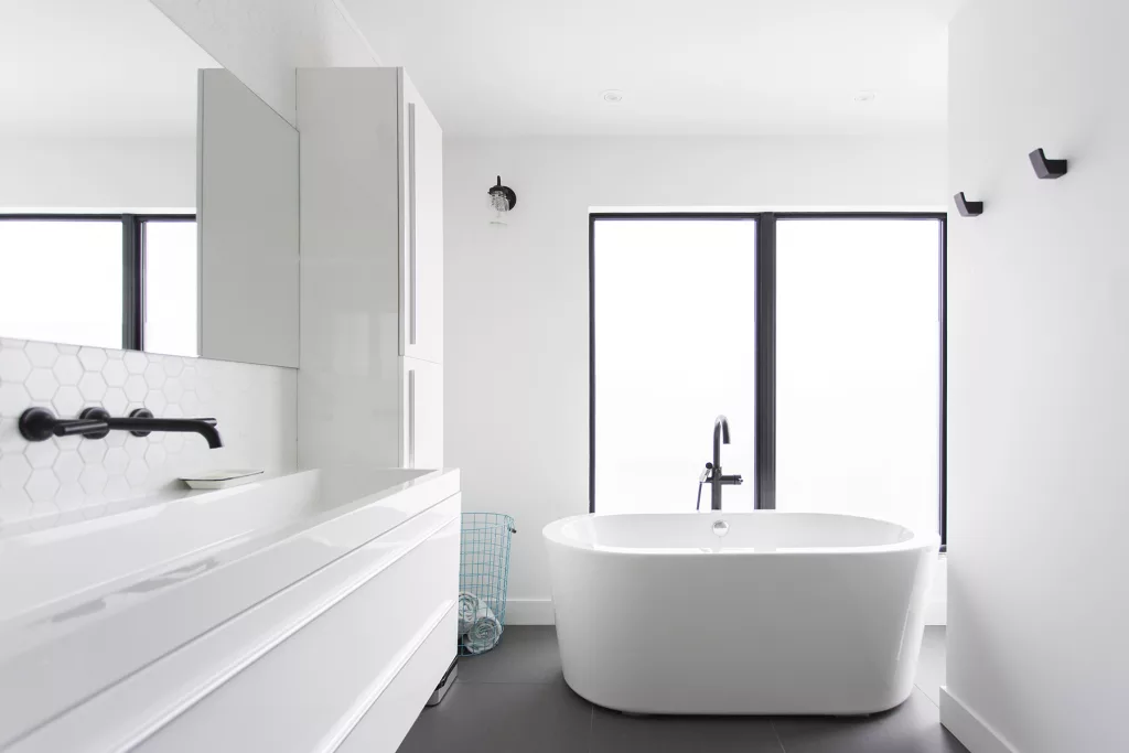 La salle de bain de la résidence est éclairé par la lumière natuerelle grace à une fenêtre de verre glacé.