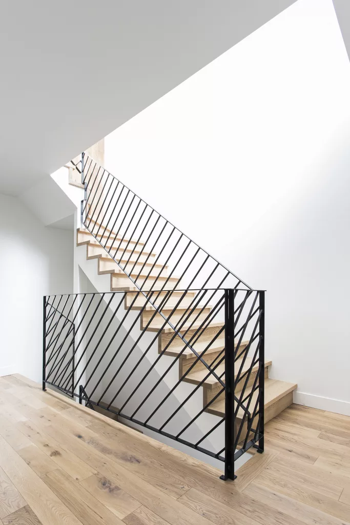 L'escalier de la résidence en acier noir comprend des tiges perpendiculaires à l'angle opposé, ce qui lui confère une esthétique inégalée.