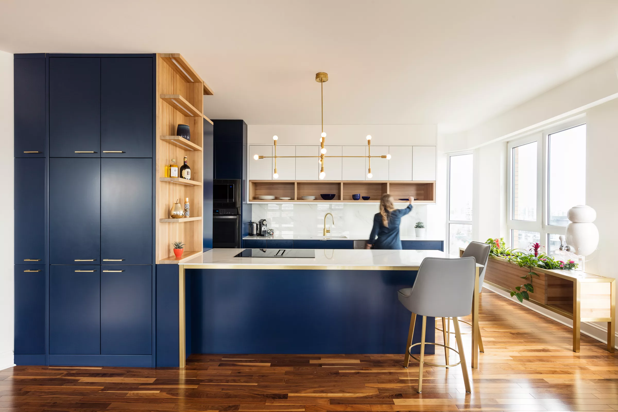 Vue de face de l'ilot central de la cuisine de la résidence Biarritz, conçu par Taktik design.