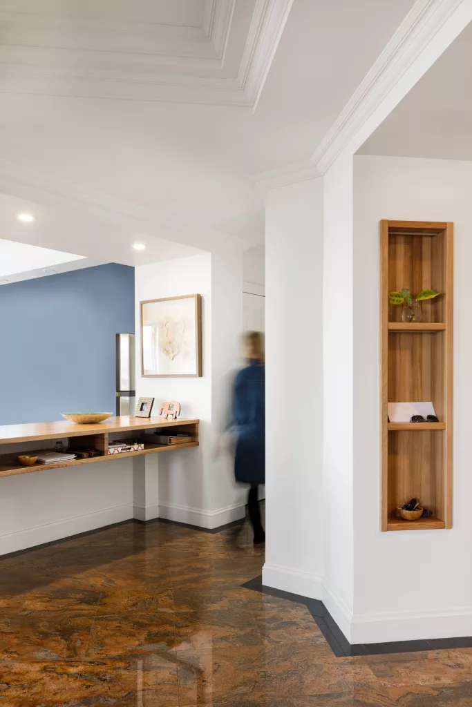 L,ajout de tablettes et comptoirs de noyer apporte une touche de matière naturelle au décor de la résidence Biarritz.