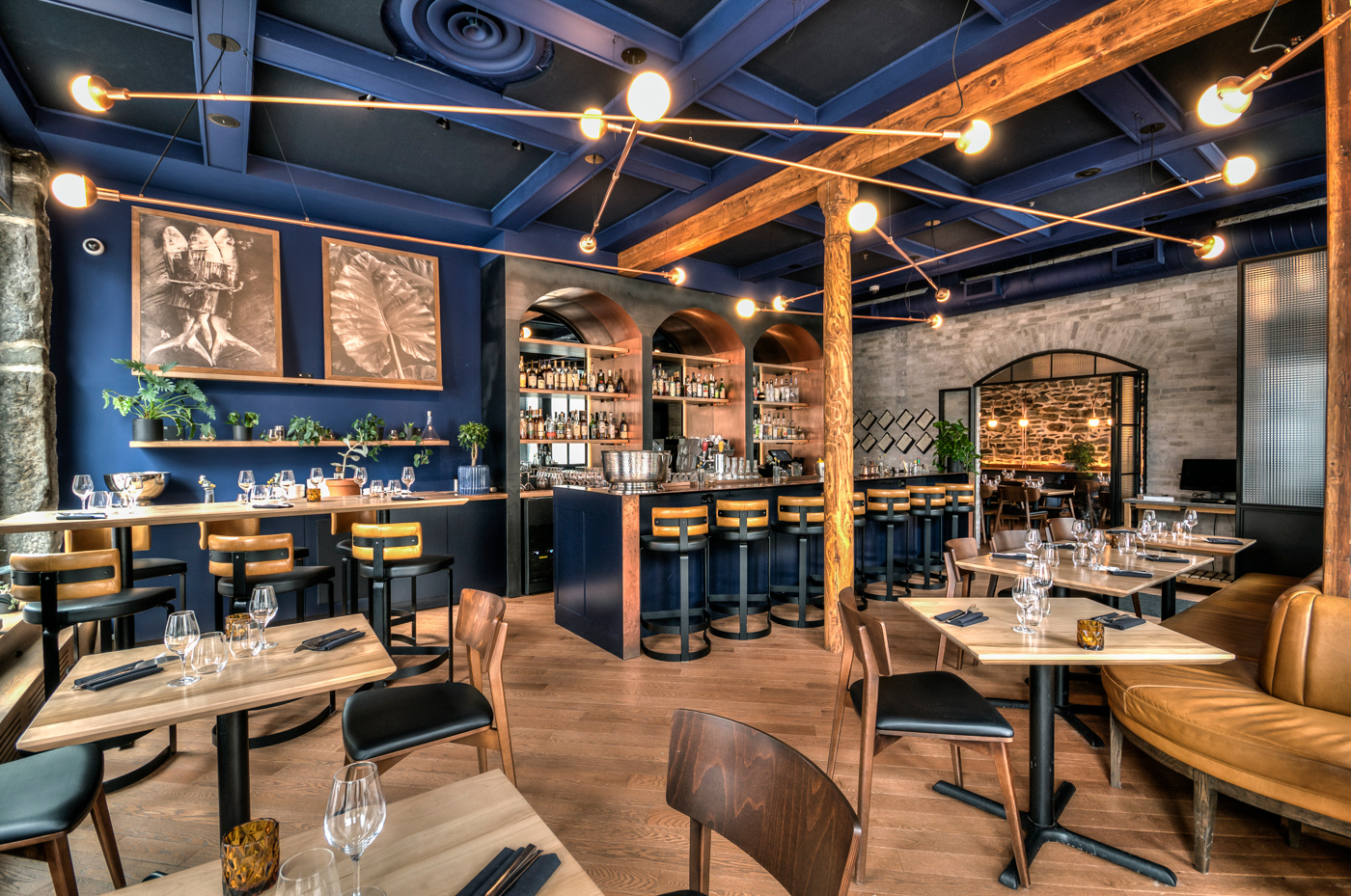 Vue d'ensemble du restaurant L'Épicier designé et aménagé par Taktik design.