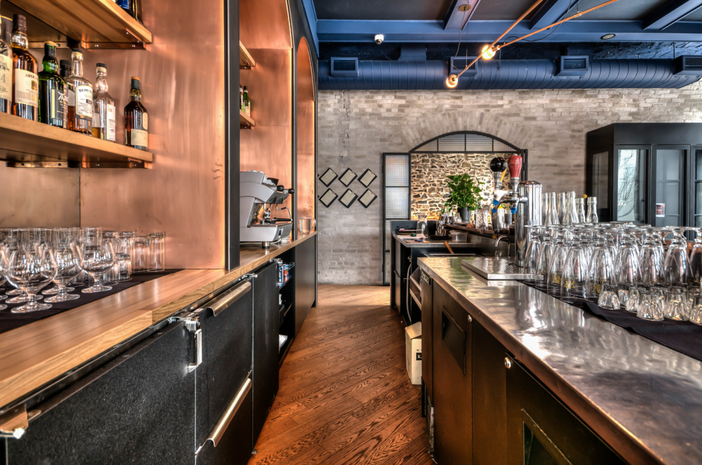 Vue de derrière le bar du restaurant Chez L'Épicier.
