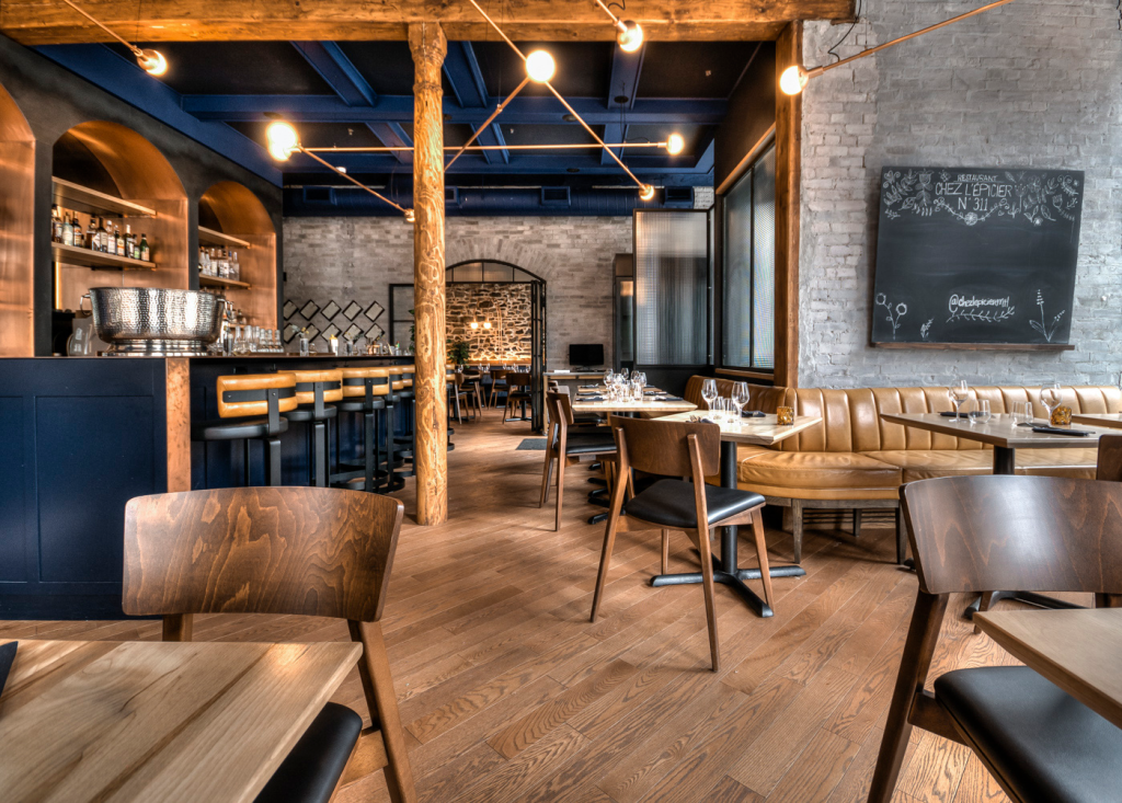 La salle à manger du restaurant Chez L'Épicier vu du mur de l'entrée.