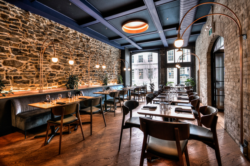 Vue d'ensemble de la salle à manger secondaire du restaurant Chez L'Épicier.