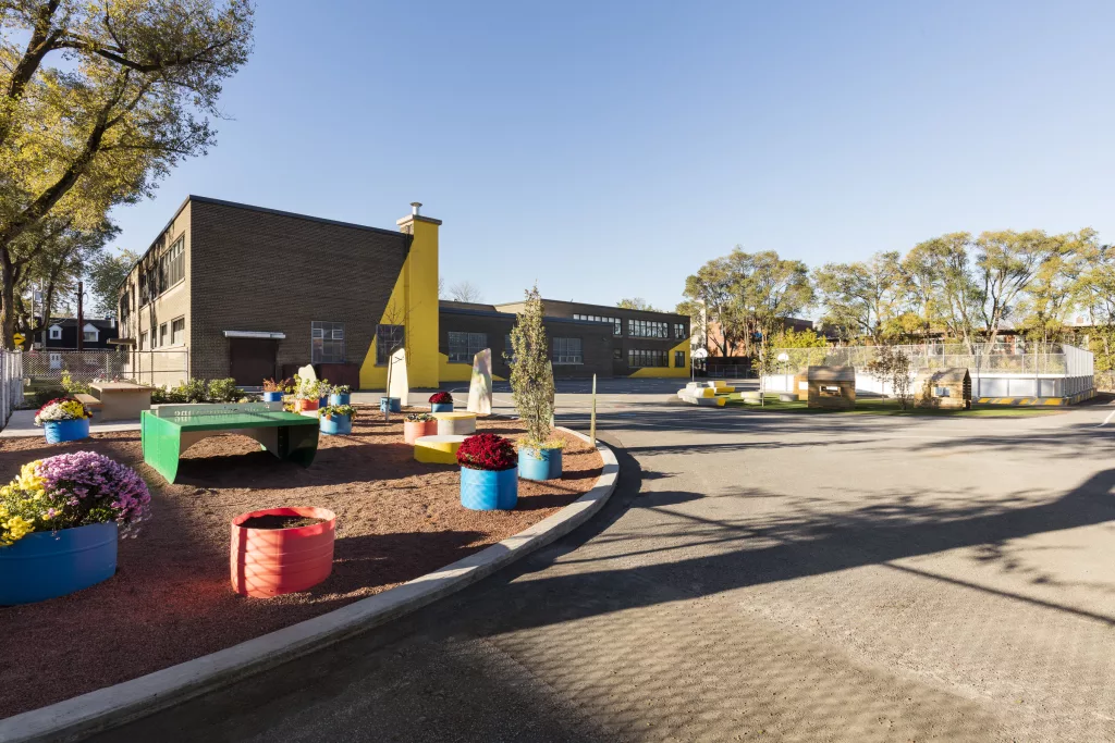Des formes angulaires de couleur jaune ont été ajoutées aux murs de brique extérieurs de l'école primaire Sainte-Anne.