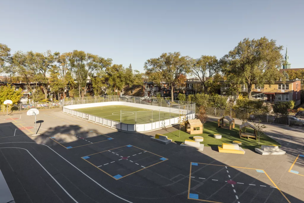 La cour de l'école Sainte-Anne comprend également un terrain de futsal extérieur.