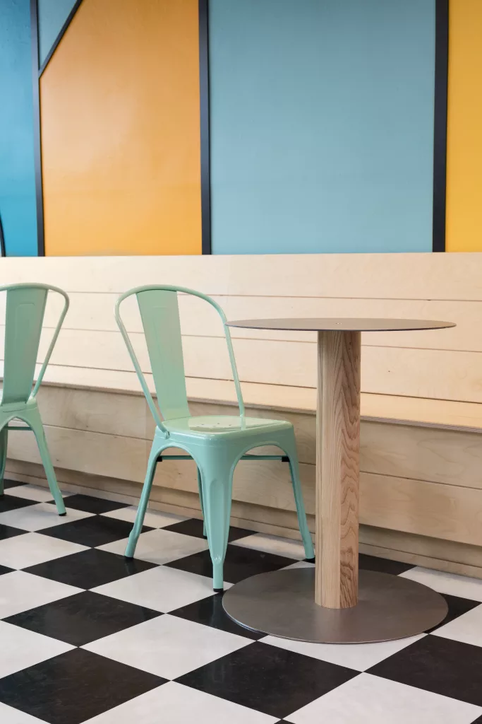 Une chaise d'acier et une table bistro dans le salon étudiant.
