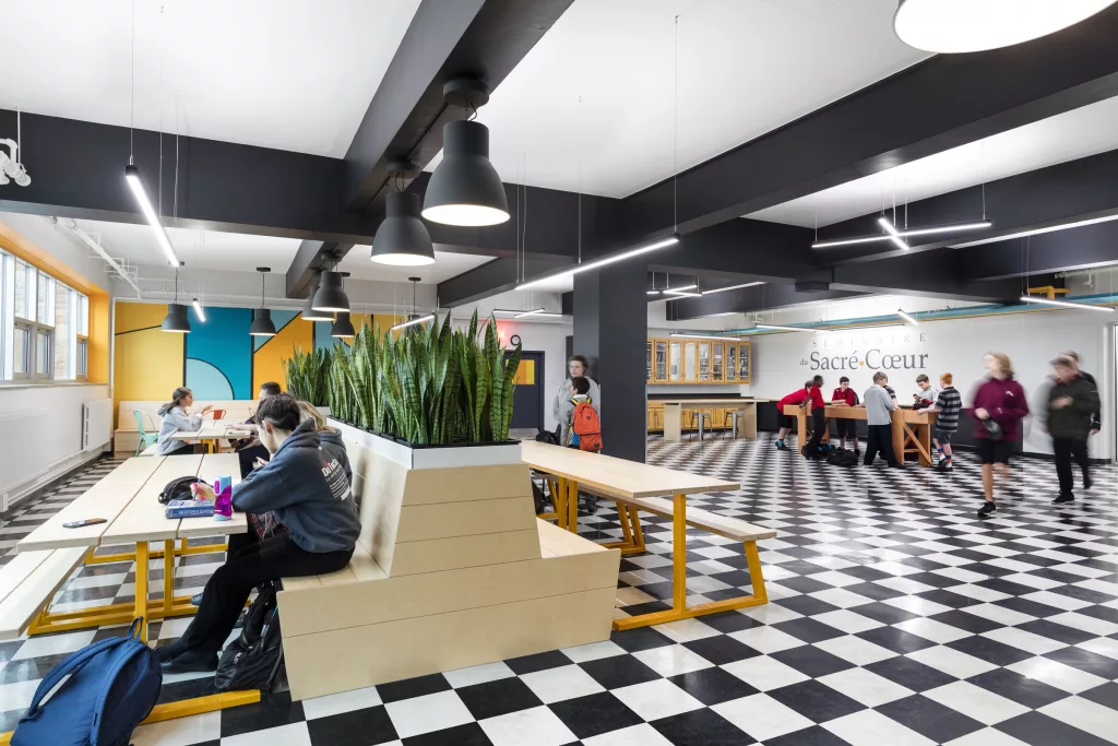 Le salon étudiant du Séminaire Sacré-Coeur est un espace dynamique ou les jeunes peuvent jouer ou travailler.