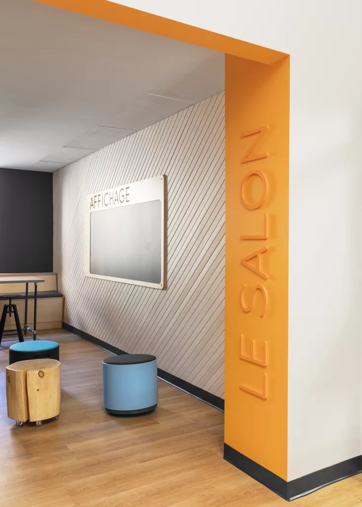 Le salon est un espace ou les étudiants peuvent travailler sur du mobilier modulable et original.