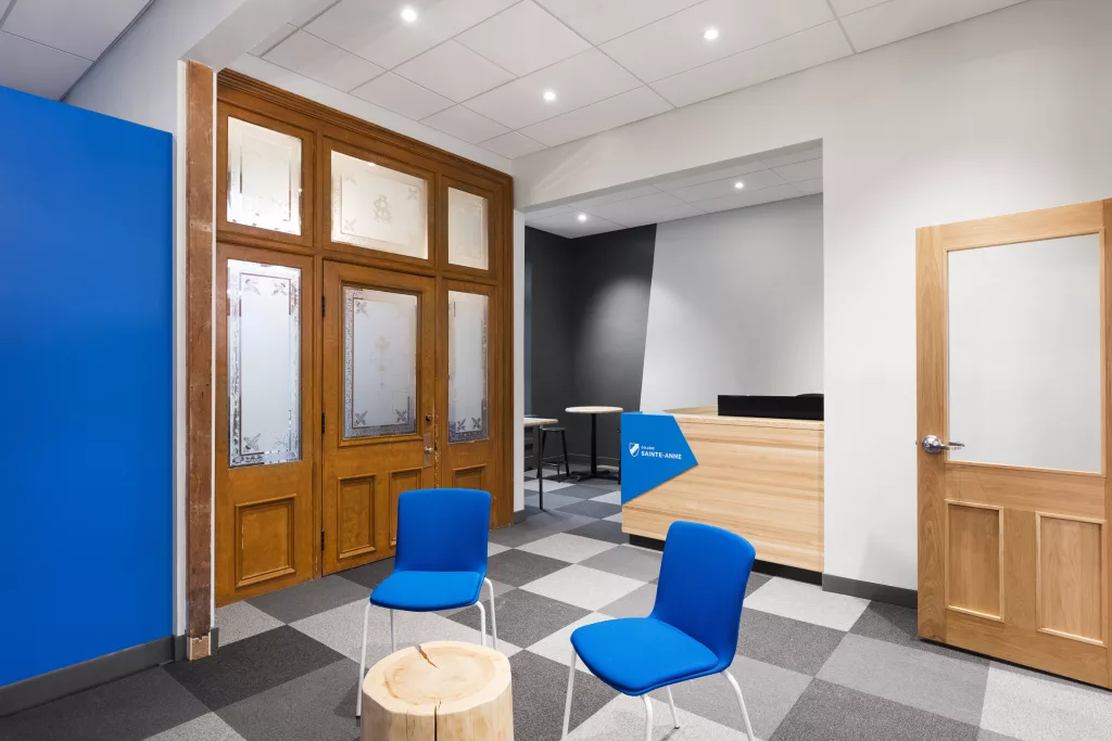 Le bureau d'administration du second étage du collège Sainte-Anne.
