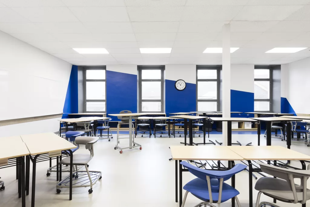 Du mobilier polyvalent permet de moduler une salle de classe du second étage du collège Sainte-Anne.