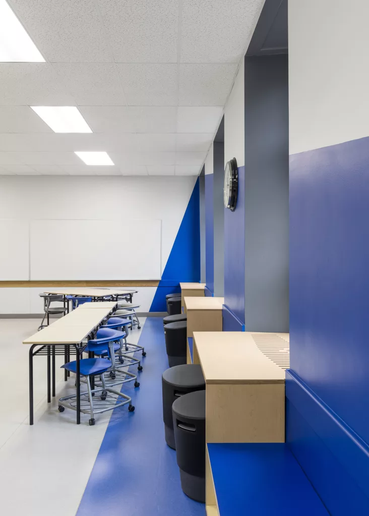 Les salles de classes second étage du collège Sainte-Anne comprennnent des couleurs vives pour dynamiser l'environnement.