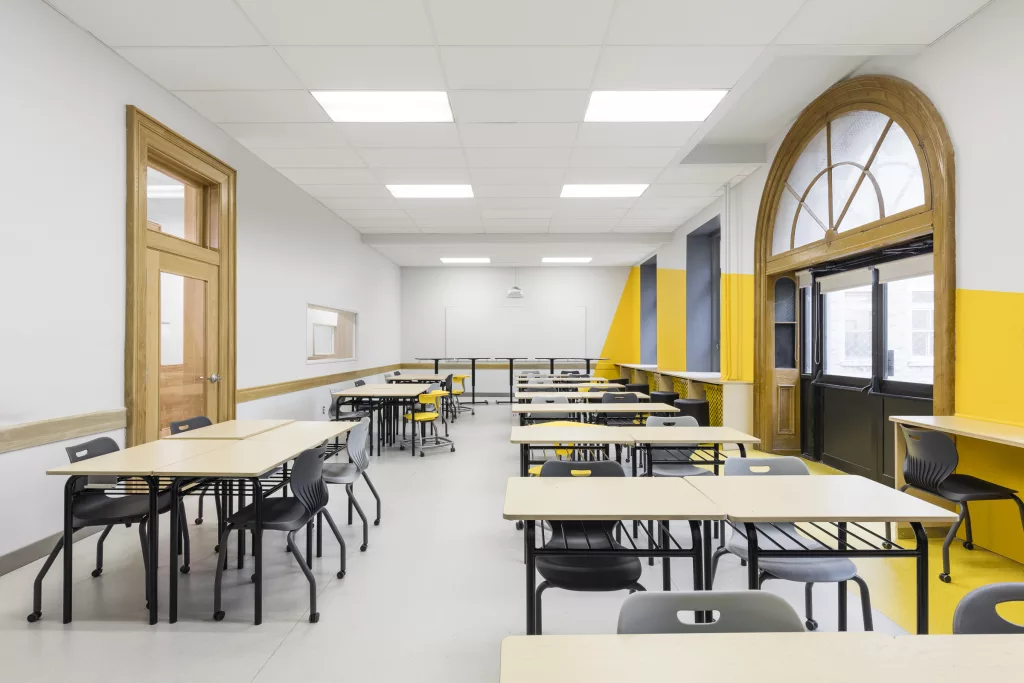 Une salle de classe colorée du second étage du collège Sainte-Anne.