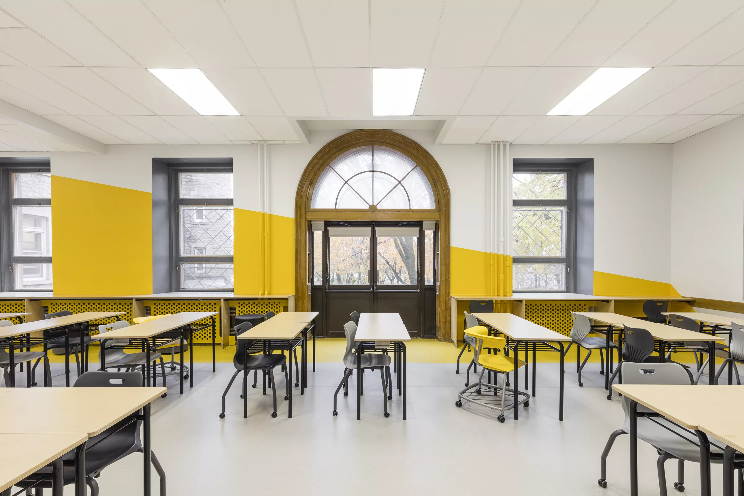UNe salle de classe équipée de mobilier moderne du second étage du Collège Sainte-Anne.