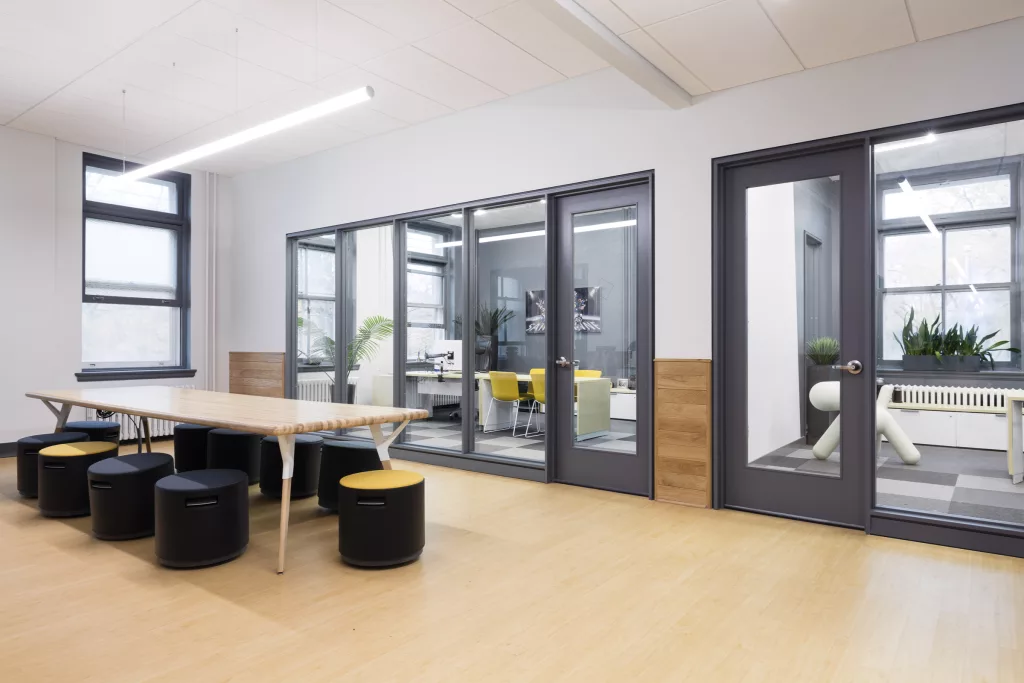 Des salles de travail second étage du collège Sainte-Anne comprennent du mobilier cré par Taktik design.