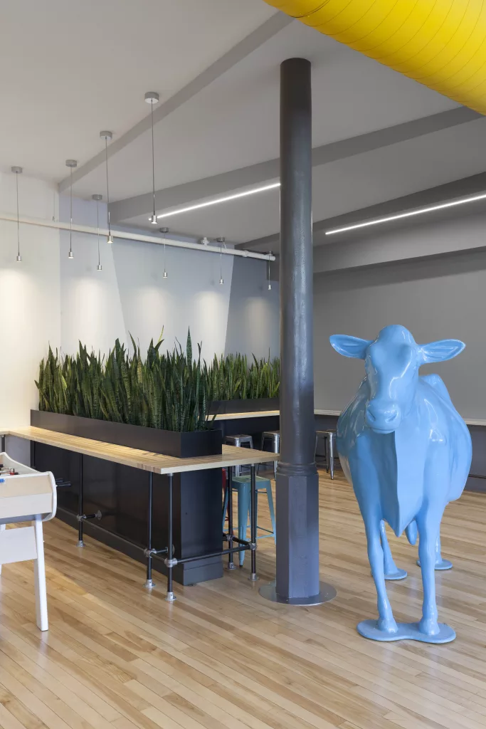 Une section du café comtient une sculpture d'une vache bleue.