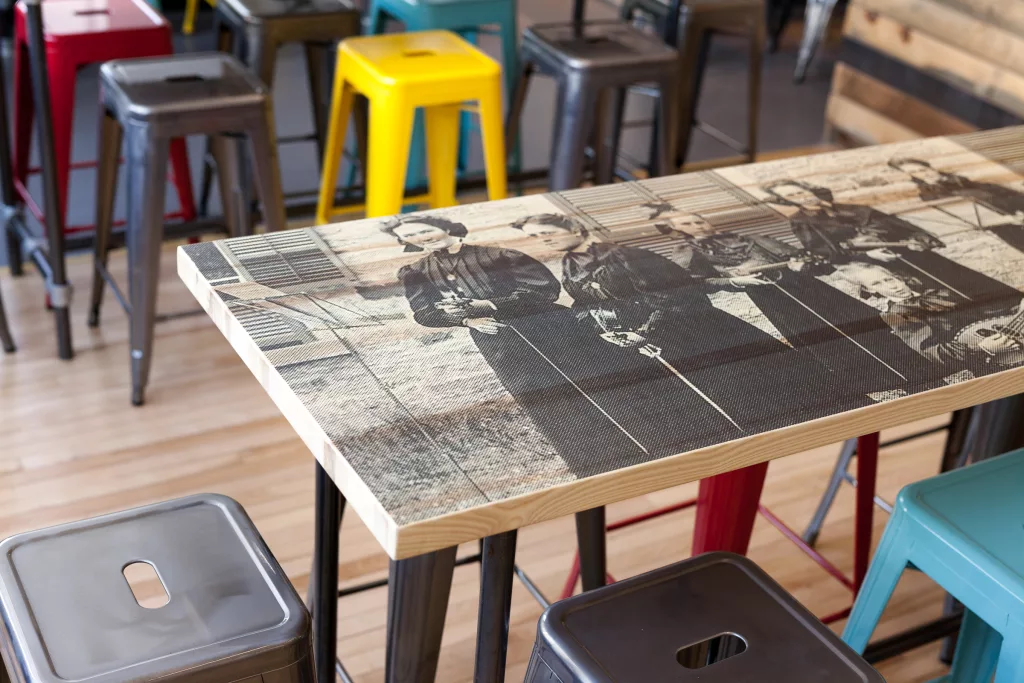 Une table imprimée d'une photo d'époque au café étudiant du quartier général du collège sainte-anne.