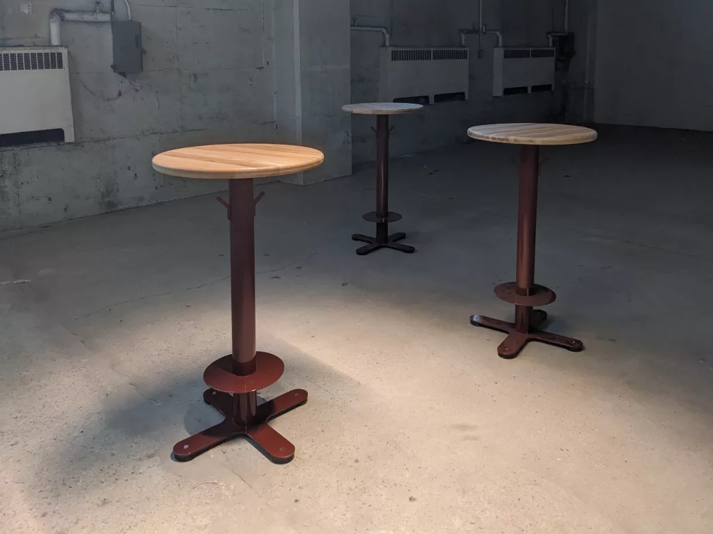 Une photographie de la table Tiktaktoe, conçue et fabriquée par Taktik Design.