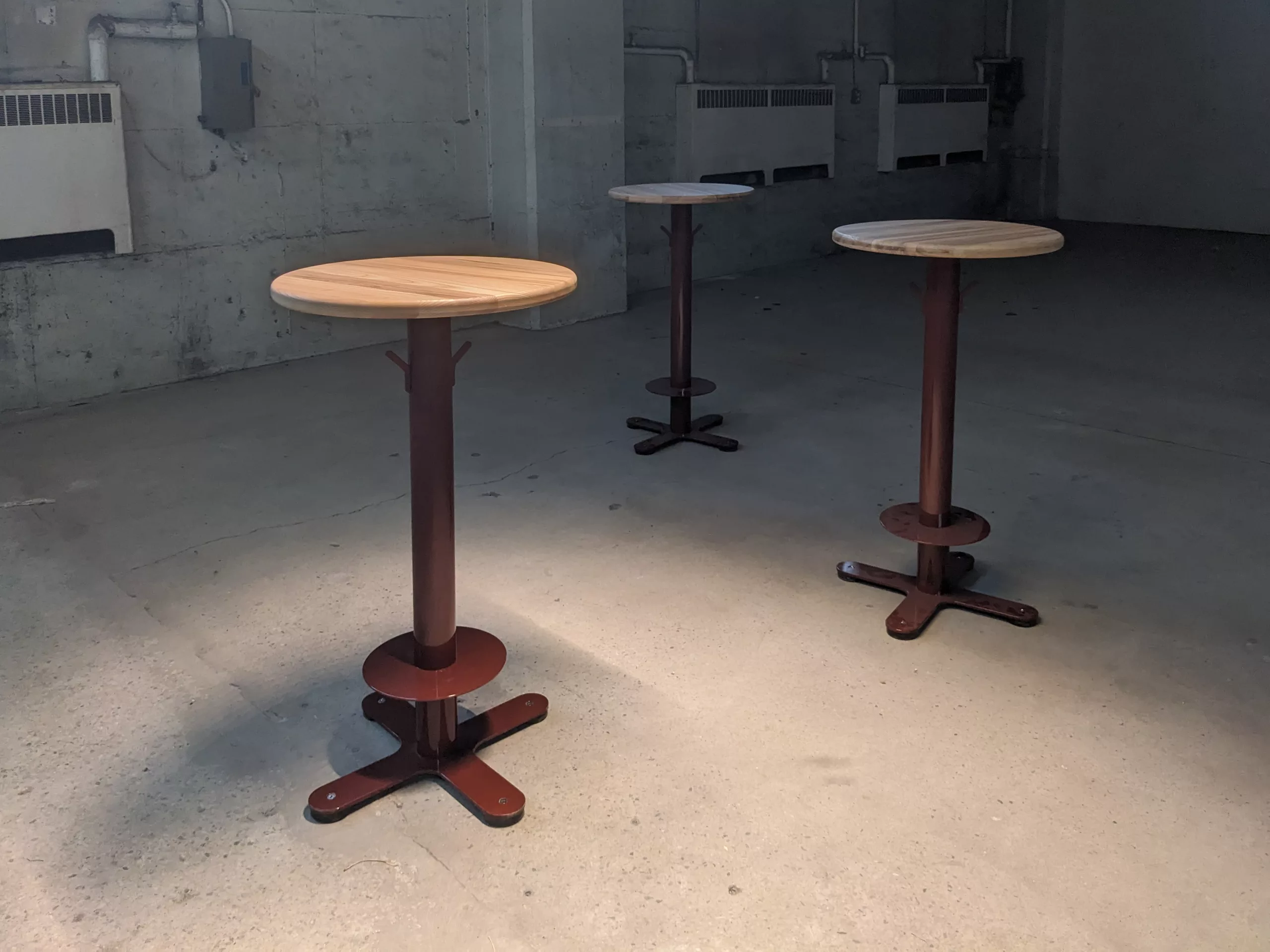Une photographie de la table Tiktaktoe, conçue et fabriquée par Taktik Design.