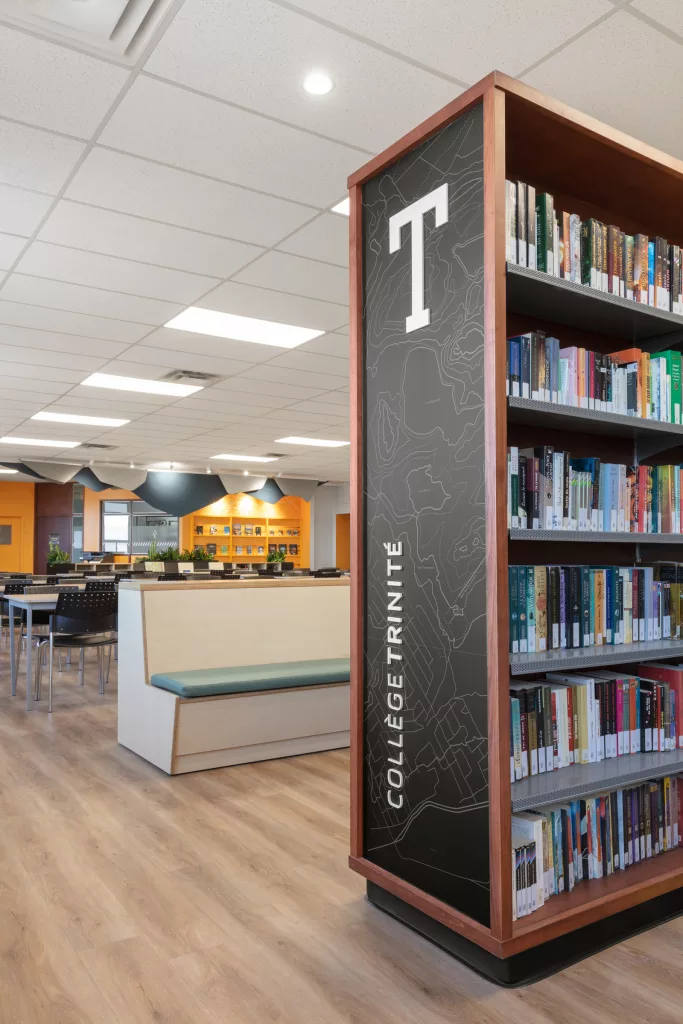 La topographie de la montagne sur laquelle se retouve le Collège Trinité fait partie intégrante de la signalétique de la bibliothèque.