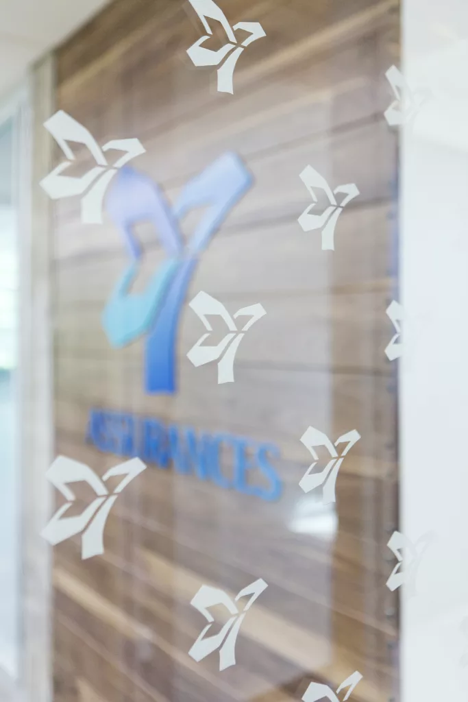 Une vitre texturée de logos bureau des assurances de la FEEP.
