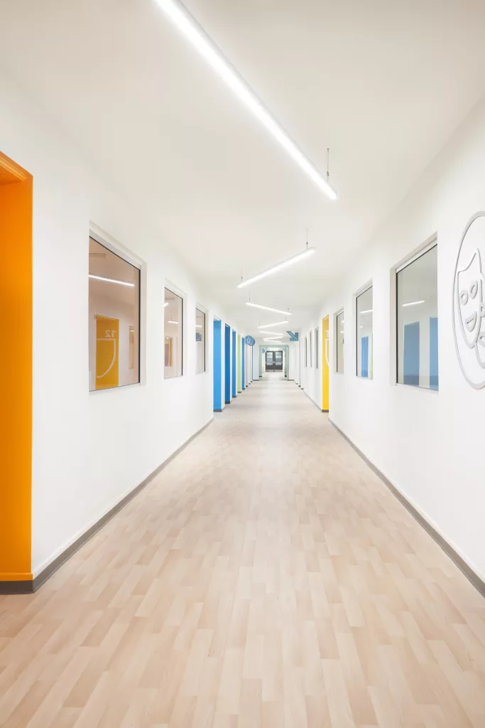 Couloir de l'Académie Sainte-Anne ou les portes de différentes couleurs contribuent à rendre l'environnement ludique et accessible.
