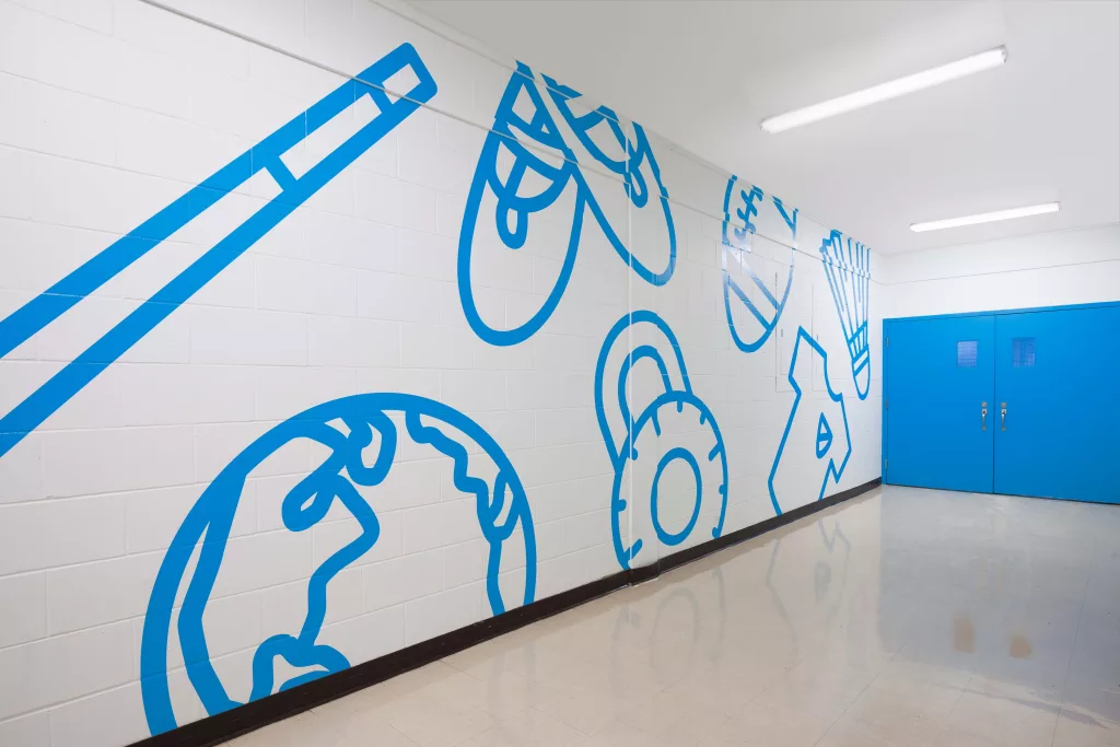 Une murale intégrant l'image de marque de l'Académie Sainte-Anne.