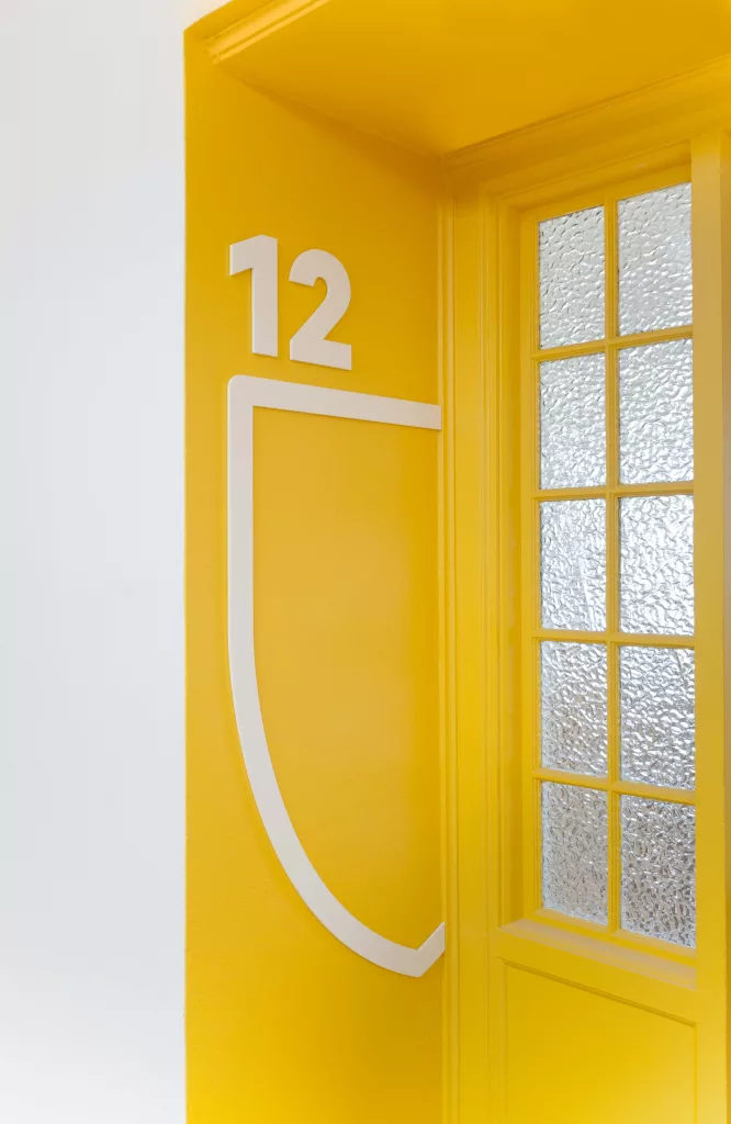 Intégration de l'image de marque dans la signalétique et les couleurs de l'Académie Sainte-Anne.