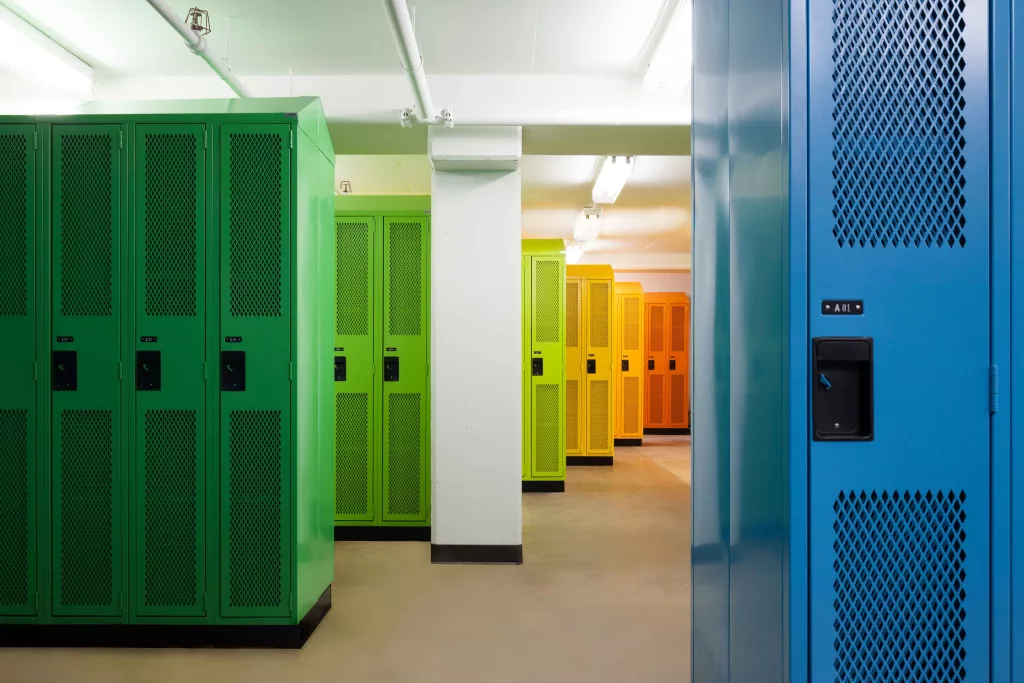 Salle de casiers colorés de l'Académie Sainte-Anne.
