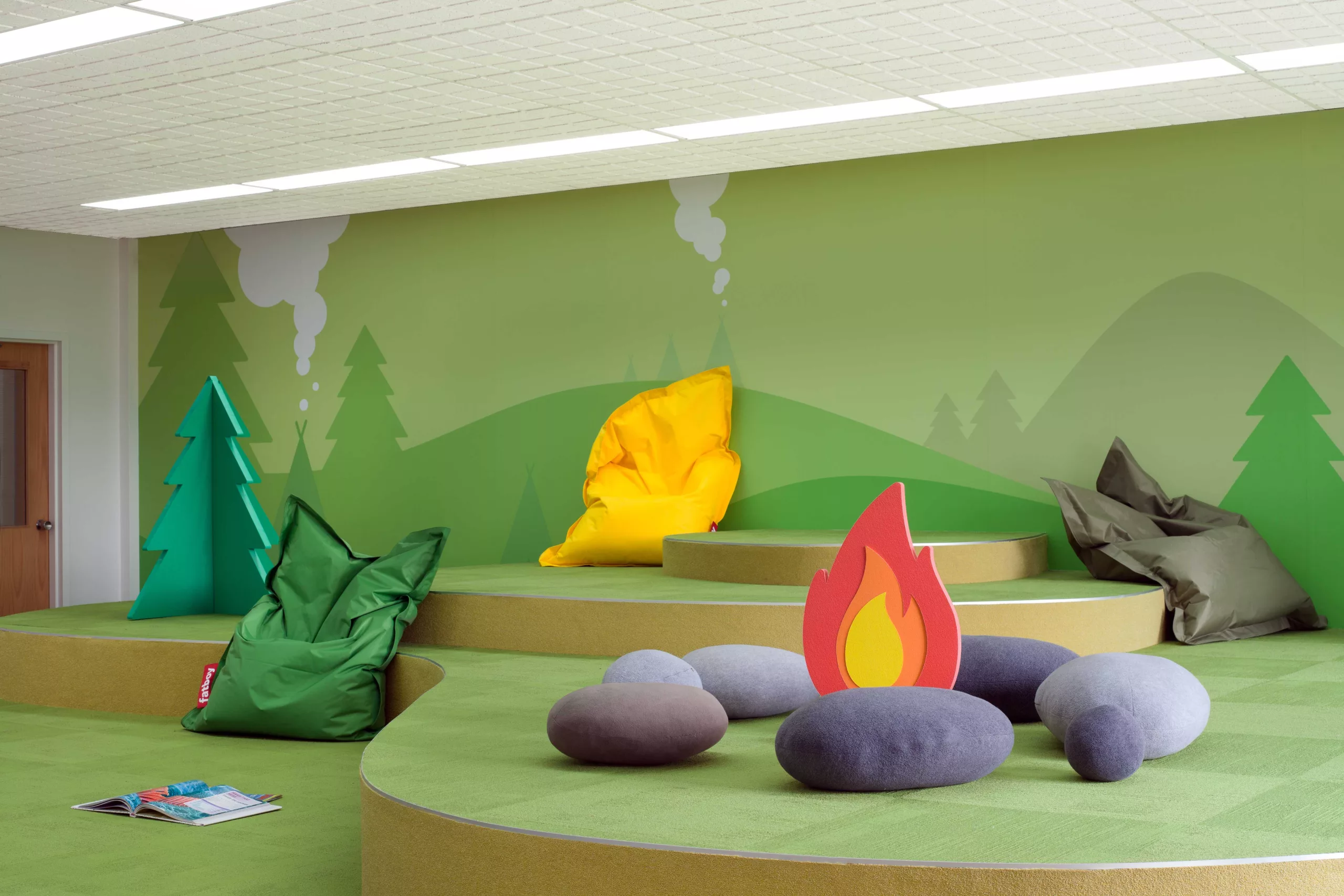 La salle multifonctionnelle de l'école primaire l'Académie Sainte-Anne aux allures de feu de camp en nature.