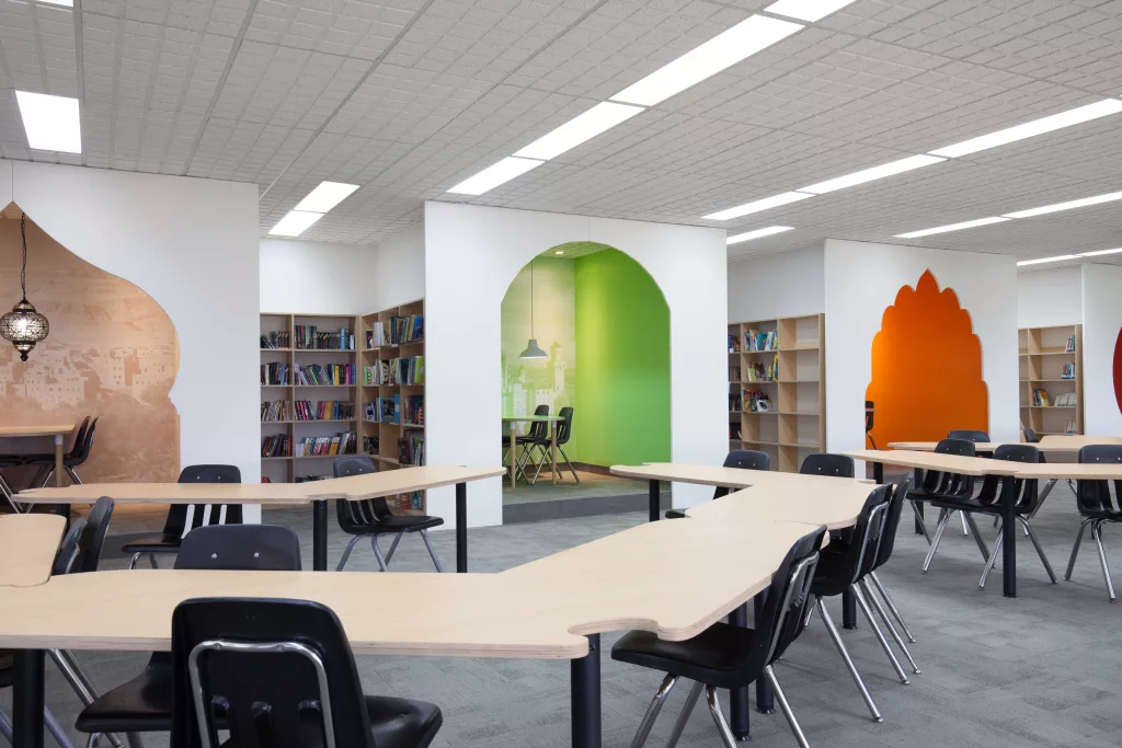Mobilier modulable dans la bibliothèque de l'Académie Sainte-Anne.