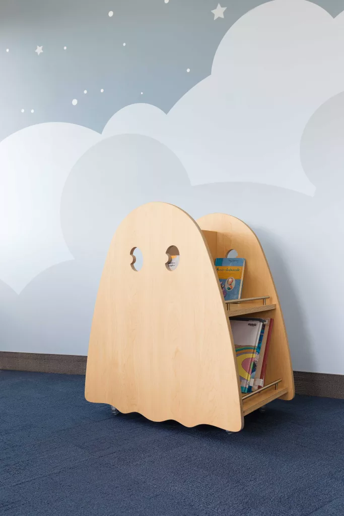 Petit chariot sur roues de la bibliothèque de l'Académie Sainte-Anne.