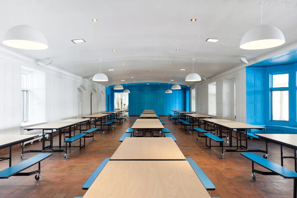 Coté bleu de la cafétéria de l'Académie Sainte-Anne
