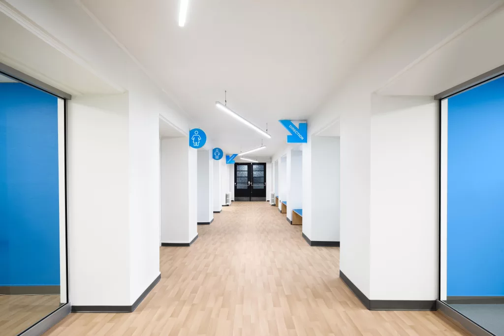Un corridor de l'Académie Sainte-Anne ou la signalétique colorée de bleu attire l'attention.