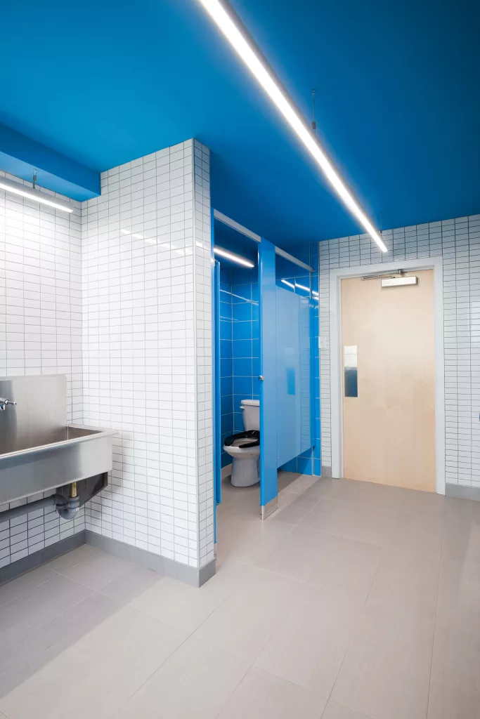Intérieur d'une salle de bain de l'Académie Sainte-Anne.