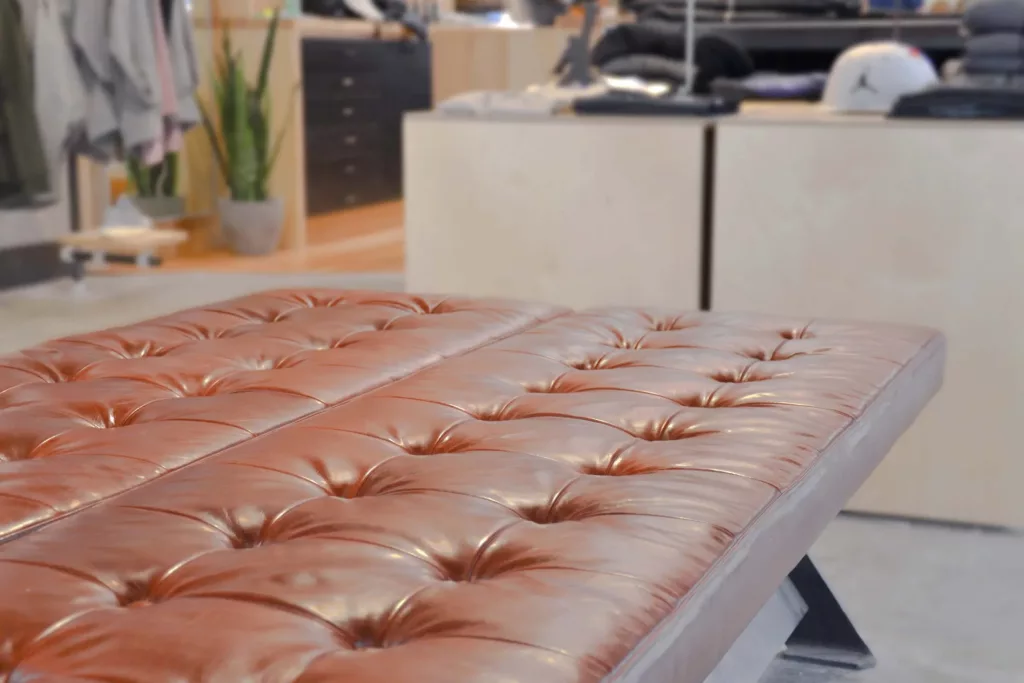 Des bancs de cuir capitonnés.