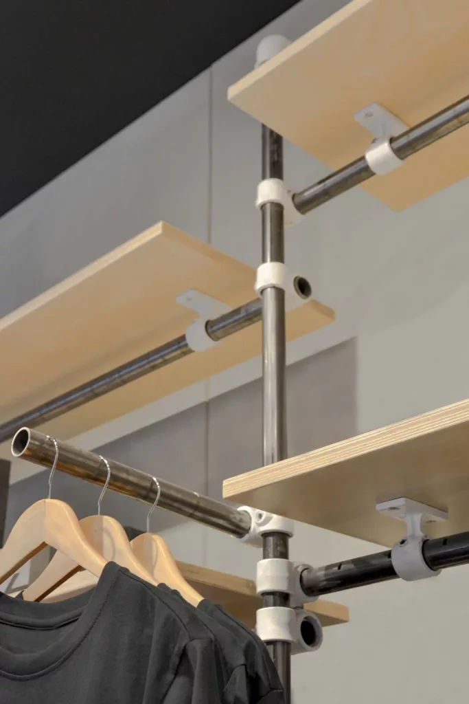 Le mobilier mural modulable est soutenu par des tuyaux d'acier.