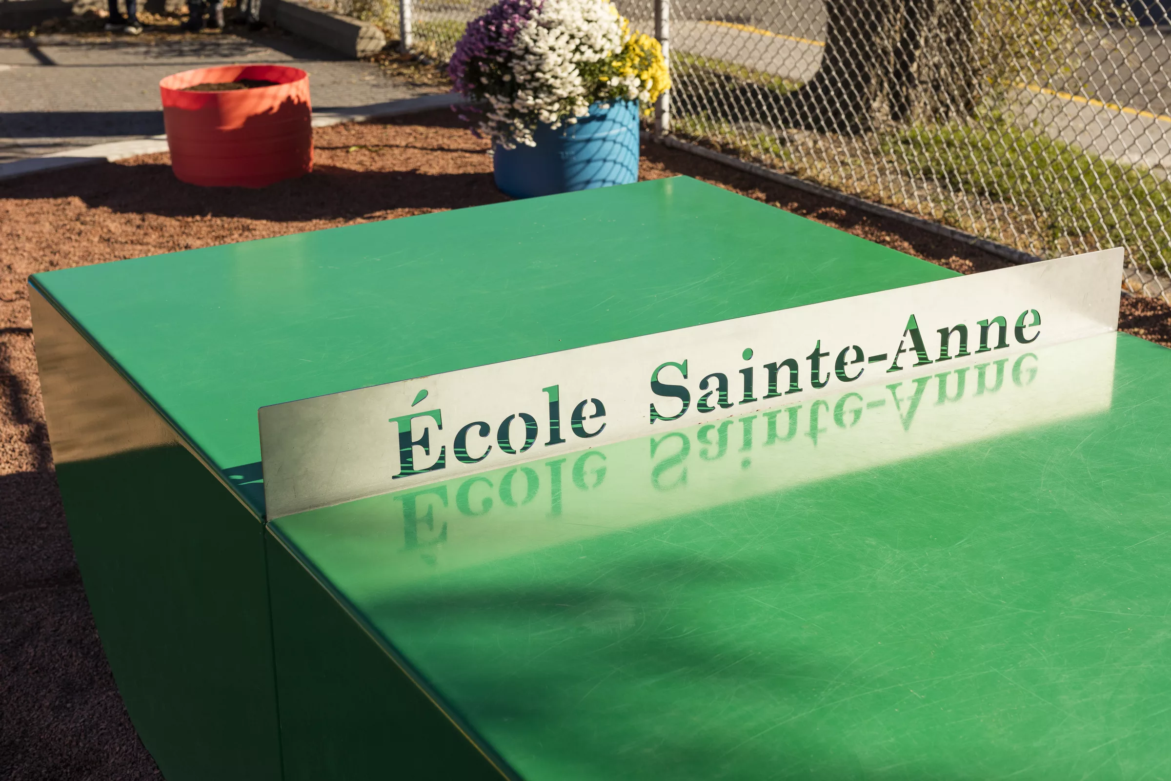 Vue de détail de la table de ping-pong Météore, de la collection de mobilier conçu et fabriqué par taktik Design.