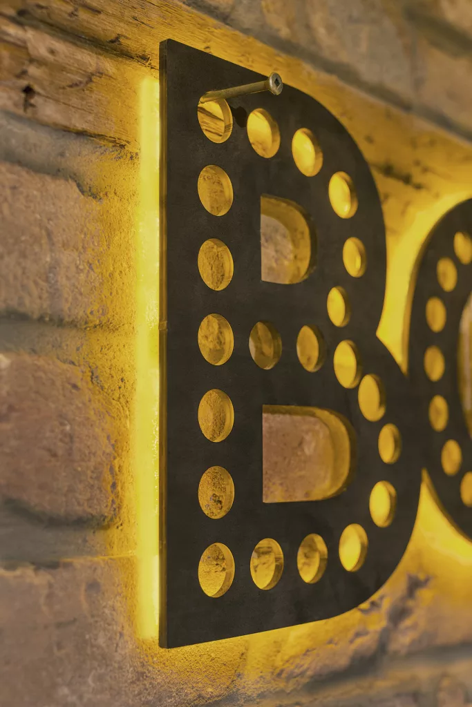 Un gros plan sur un coin du logo rétroéclairé.