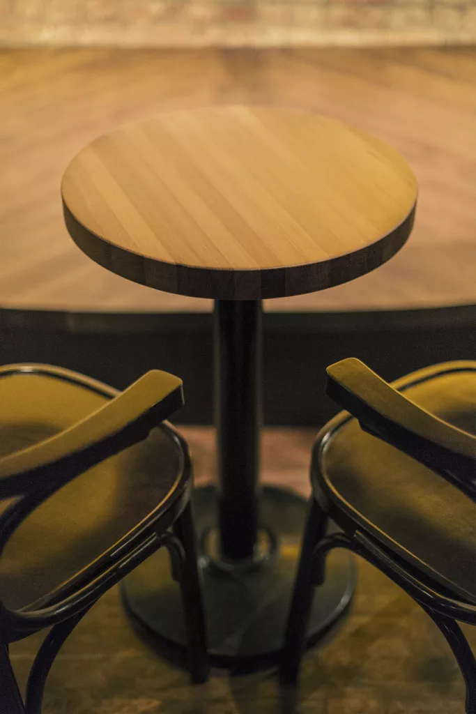 Une des tables crées pour la salee de sspectacle du Bordel Comédie Club.